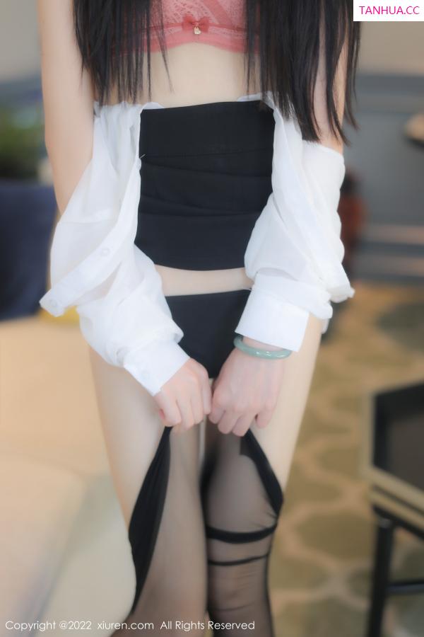 77qiqi  [XiuRen]高清写真图 2022.11.16 No.5861 77qiqi 短裙黑丝第53张图片